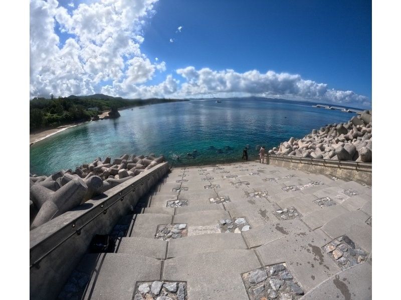【本部町ゴリラチョップ】沖縄でダイビング体験！貸切で行く海中ツアー！海底に広がる白い砂とカラフルな珊瑚礁、そこに住む沢山の魚たちが見どころ☆の紹介画像