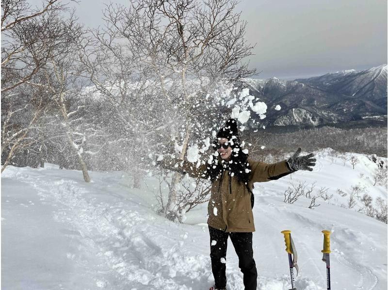 [Asahikawa departure/arrival] Snowshoe hiking around Sounkyo, Mt. Kurodake and Kamui Forest with a professional guide <Beginners OK, lecture included>の紹介画像