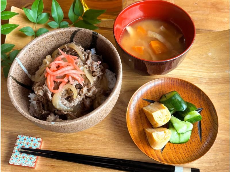 The ubiquitous Japanese beef rice bowl: Gyudon with side dishesの紹介画像