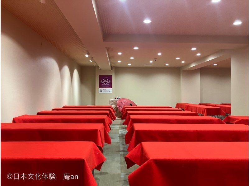 【京都・下京区】京都で大人気の常設プログラム！舞妓さんと一緒に体験の紹介画像