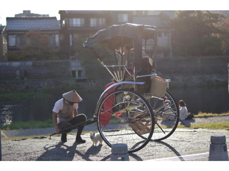 [Ishikawa/Kanazawa] Visit Kanazawa's famous spots on a rickshaw with a tourist guide ♪ "Higashi Chaya District Tour Trial Course (20 minutes)"の紹介画像