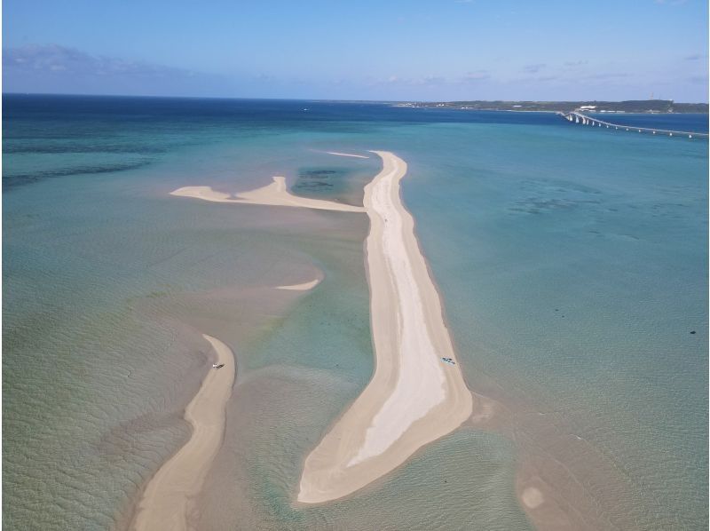 【沖縄・宮古島】シーカヤックで行く！幻の島【ユニの浜】上陸ツアー　絶景のドローン撮影付★ 嬉しい少人数制でご案内♪ 初心者の方もおすすめ！の紹介画像