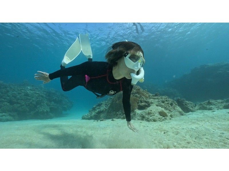 Okinawa, Motobu Town, Gorilla Chop Beach is a popular spot with beautiful corals and fish on white sand / Skin diving ꕥ Beginners are welcome! Recommended for families, couples and women!の紹介画像