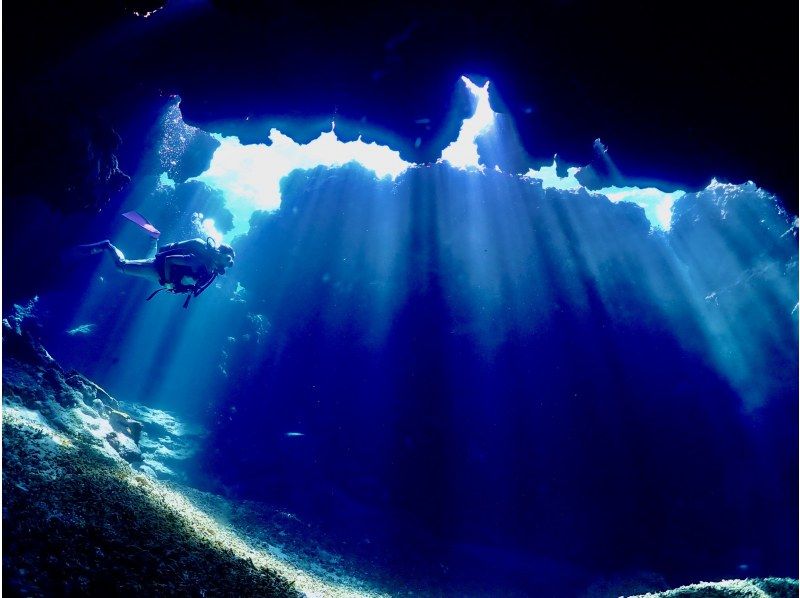 [冲绳/宫古岛排名第一的热门潜水，壮丽的景色和令人印象深刻的地形] 3 次潜水，小团 [午餐，饮料，接送，浴巾，拍照服务] 自己的船の紹介画像