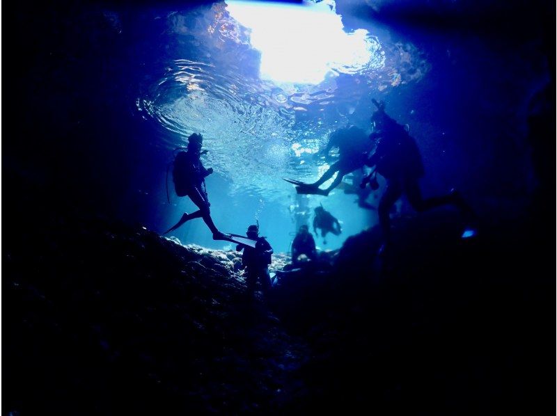 【沖縄・宮古島　人気NO1絶景と感動の地形ファンダイビング】自社船　2ダイブ　少人数制【器材一式レンタル  ・ドリンク  ・送迎・写真無料】の紹介画像