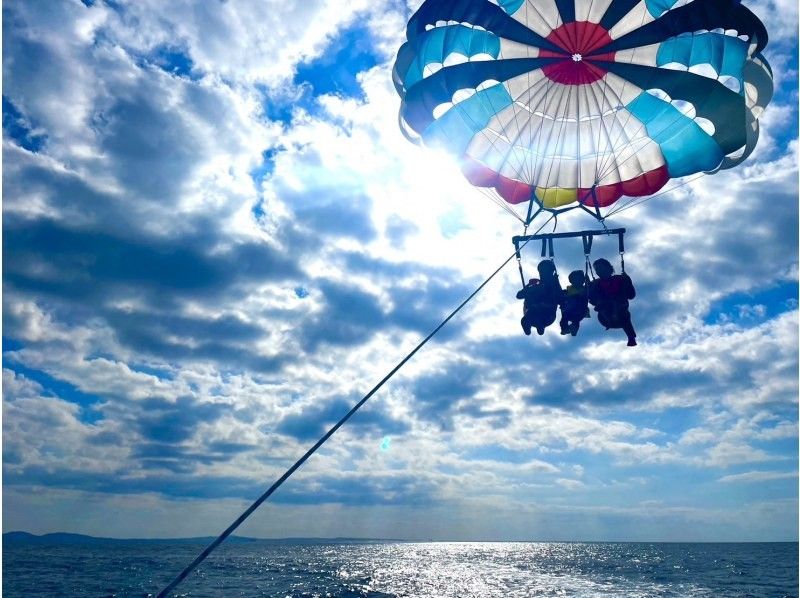 [Okinawa Motobu Town] Gorilla chop snorkel + parasailing set plan  Enjoy both the sea and the sky! ♪