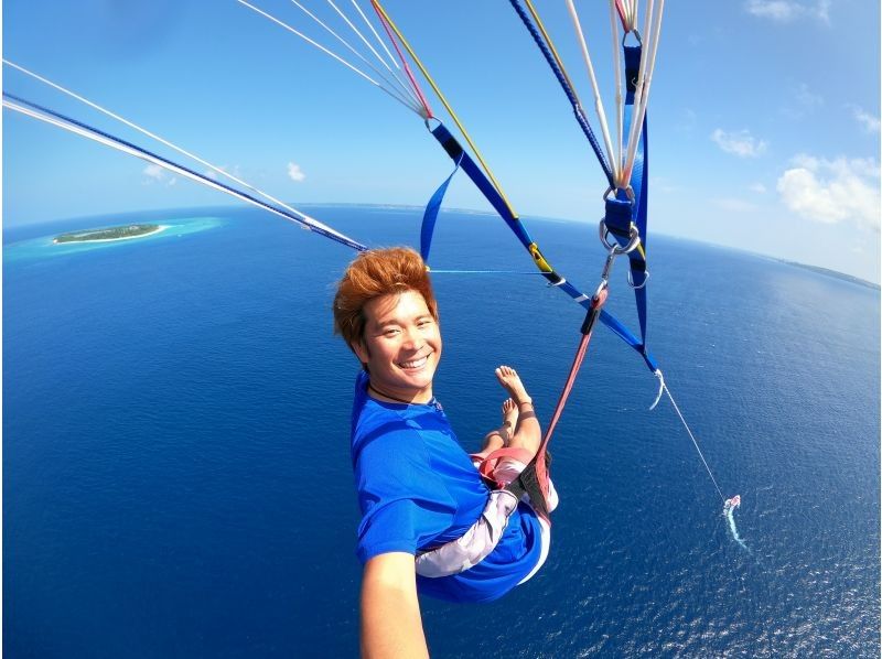 [Okinawa Motobu Town] Gorilla chop snorkel + parasailing set plan  Enjoy both the sea and the sky! ♪
