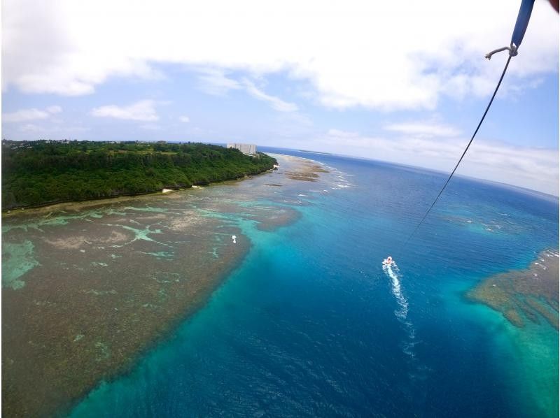 [Okinawa Motobu Town] Gorilla chop snorkel + parasailing set plan ♪ Enjoy both the sea and the sky! GoPro photo data free service♪の紹介画像