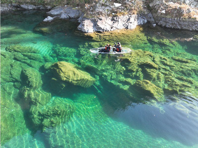 Kochi Niyodogawa Outdoor Center ผู้คนเพลิดเพลินกับการพายเรือแคนูที่ชัดเจนใน Niyodogawa