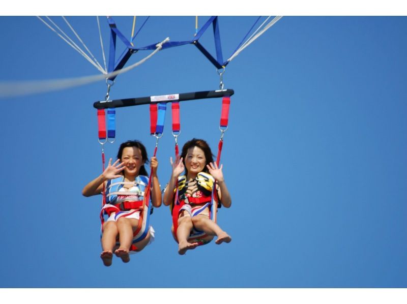 Parasailing from Onna Village ☆ Recommended for couples and families ☆ Depending on the course, you can see all the way to the east coast! There is no doubt that you will make the best memories♪ Regular flightの紹介画像