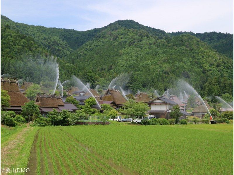 京都美山かやぶきの里・年に2回の一斉放水ツアー ～5分間の水の舞～〈専用車1台8名様限定〉の紹介画像