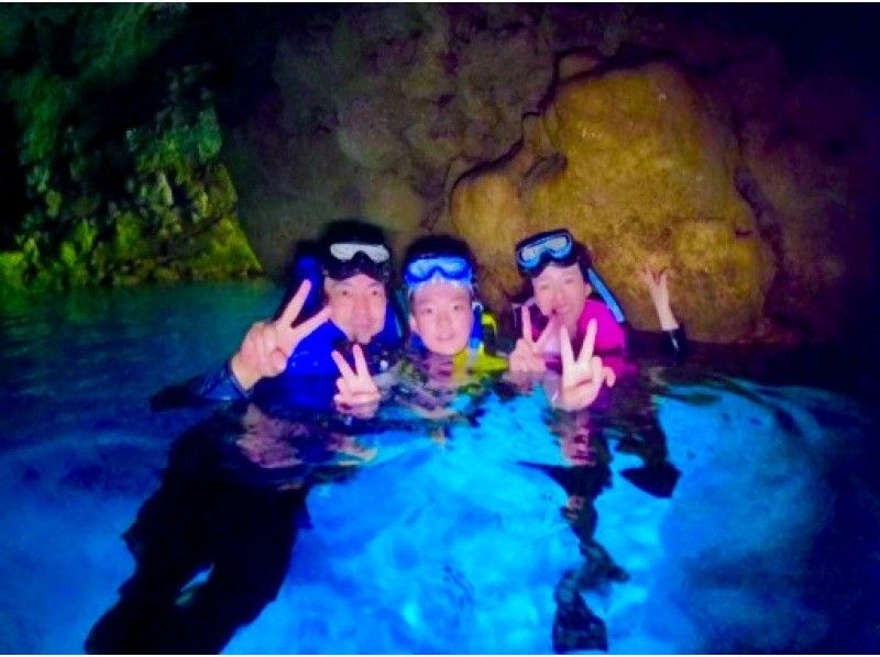 1人1组包场，小朋友也可以安心安全出行♪ 【冲绳恩纳村青之洞窟浮潜】5岁~65岁皆可参加☆ \ 很刺激！ ！海洋、鱼类和洞穴探索/当天可预约！の紹介画像