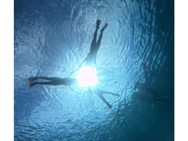 A private tour for one group, so children can feel safe and secure♪ [Okinawa Onna Village Blue Cave Snorkeling] Ages 5 to 65 can participate☆ \ Exciting!! Sea, fish, and cave exploration / Same-day reservations possible!の紹介画像