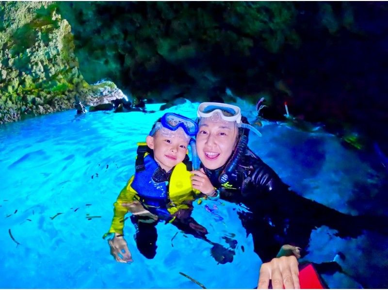 1人1组包场，小朋友也可以安心安全出行♪ 【冲绳恩纳村青之洞窟浮潜】5岁~65岁皆可参加☆ \ 很刺激！ ！海洋、鱼类和洞穴探索/当天可预约！の紹介画像