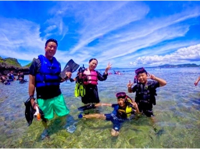 1人1组包场，小朋友也可以安心安全出行♪ 【冲绳恩纳村青之洞窟浮潜】5岁~65岁皆可参加☆ \ 很刺激！ ！海洋、鱼类和洞穴探索/当天可预约！の紹介画像