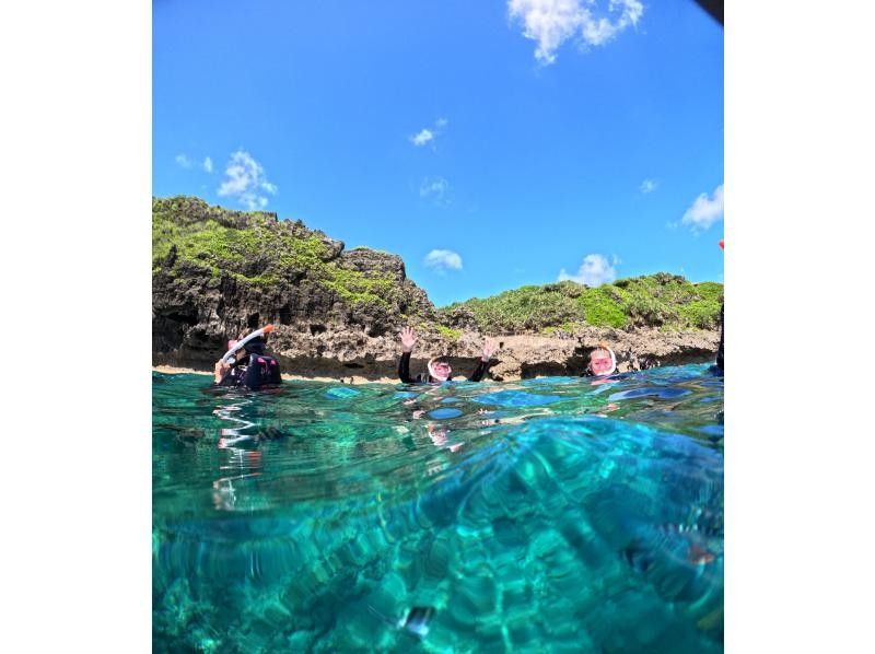 Book in advance for a great experience! [Okinawa Onna Village Blue Cave Snorkeling] No need to be able to swim! 1 person participation, ages 5 to 65 can participateの紹介画像