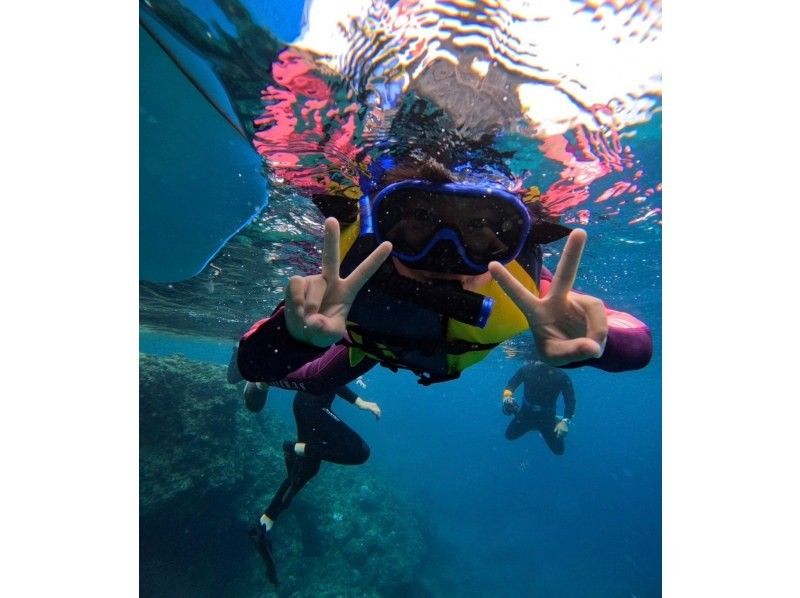 A private tour for one group, so children can feel safe and secure♪ [Okinawa Onna Village Blue Cave Snorkeling] Ages 5 to 65 can participate☆ \ Exciting!! Sea, fish, and cave exploration / Same-day reservations possible!の紹介画像