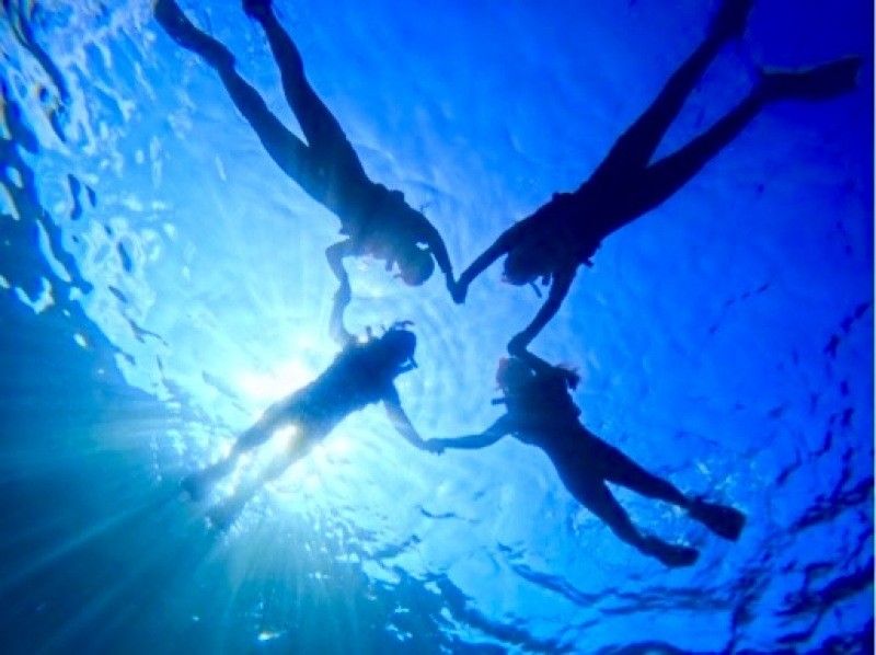 1人1组包场，小朋友也可以安心安全出行♪ 【冲绳恩纳村青之洞窟浮潜】5岁~65岁皆可参加☆ \ 很刺激！ ！海洋、鱼类和洞穴探索/当天可预约！の紹介画像