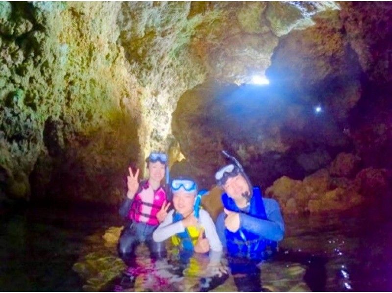 1人1组包场，小朋友也可以安心安全出行♪ 【冲绳恩纳村青之洞窟浮潜】5岁~65岁皆可参加☆ \ 很刺激！ ！海洋、鱼类和洞穴探索/当天可预约！の紹介画像