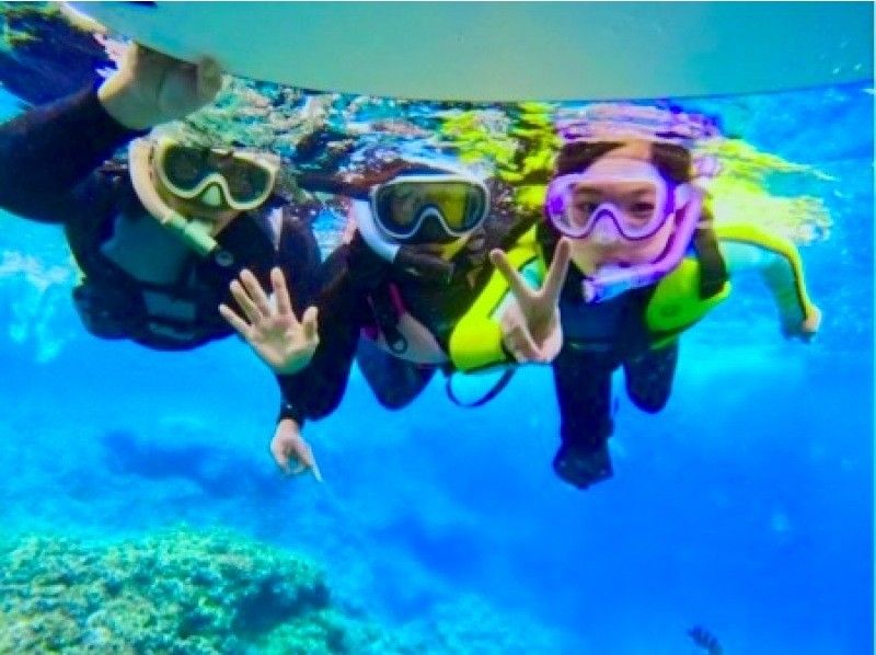 1人1组包场，小朋友也可以安心安全出行♪ 【冲绳恩纳村青之洞窟浮潜】5岁~65岁皆可参加☆ \ 很刺激！ ！海洋、鱼类和洞穴探索/当天可预约！の紹介画像