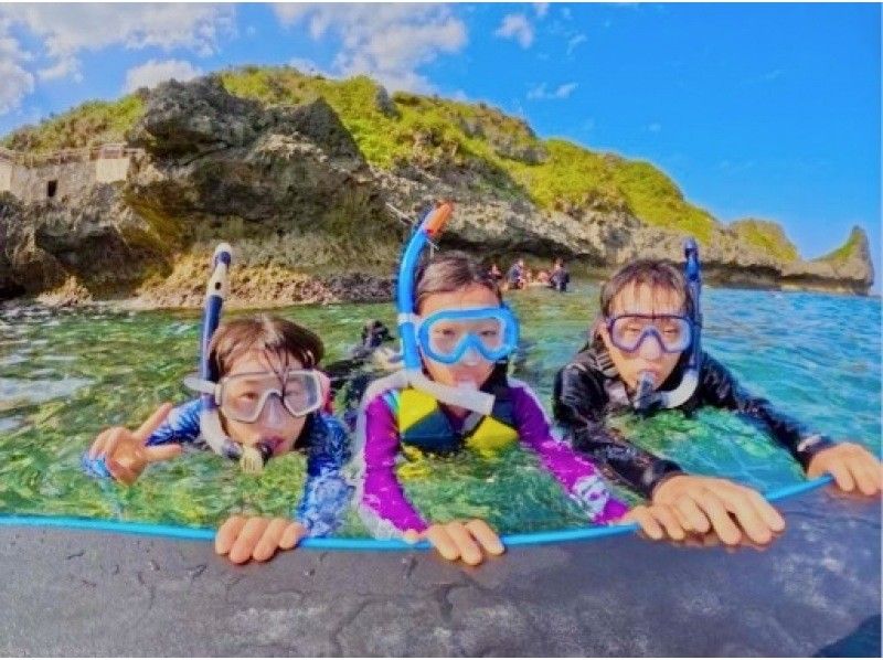 1人1组包场，小朋友也可以安心安全出行♪ 【冲绳恩纳村青之洞窟浮潜】5岁~65岁皆可参加☆ \ 很刺激！ ！海洋、鱼类和洞穴探索/当天可预约！の紹介画像