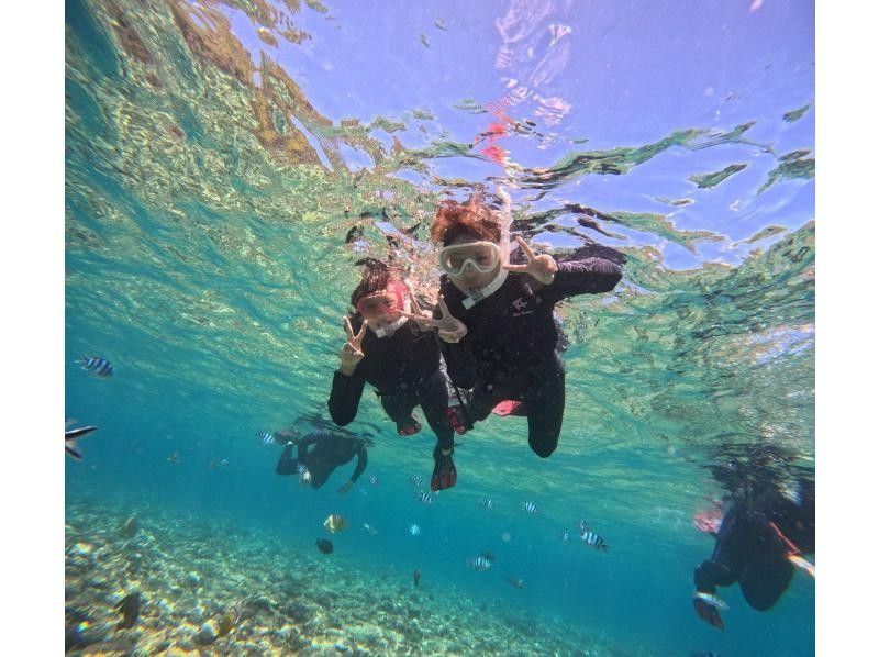 A private tour for one group, so children can feel safe and secure♪ [Okinawa Onna Village Blue Cave Snorkeling] Ages 5 to 65 can participate☆ \ Exciting!! Sea, fish, and cave exploration / Same-day reservations possible!の紹介画像