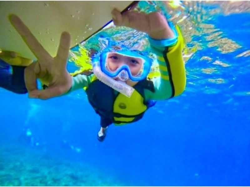 1人1组包场，小朋友也可以安心安全出行♪ 【冲绳恩纳村青之洞窟浮潜】5岁~65岁皆可参加☆ \ 很刺激！ ！海洋、鱼类和洞穴探索/当天可预约！の紹介画像