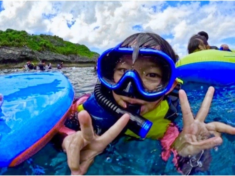 1人1组包场，小朋友也可以安心安全出行♪ 【冲绳恩纳村青之洞窟浮潜】5岁~65岁皆可参加☆ \ 很刺激！ ！海洋、鱼类和洞穴探索/当天可预约！の紹介画像