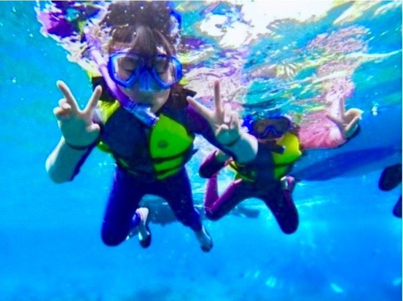 1人1组包场，小朋友也可以安心安全出行♪ 【冲绳恩纳村青之洞窟浮潜】5岁~65岁皆可参加☆ \ 很刺激！ ！海洋、鱼类和洞穴探索/当天可预约！の紹介画像