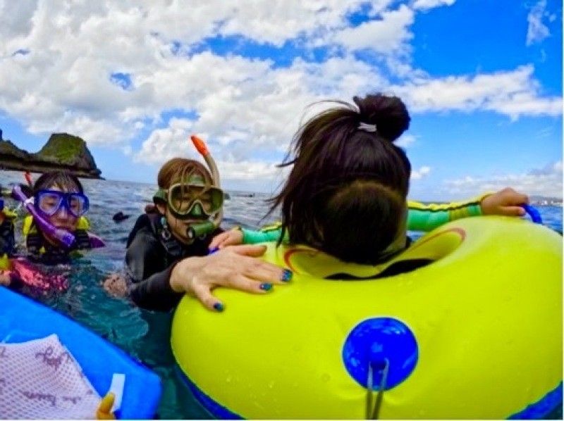 1人1组包场，小朋友也可以安心安全出行♪ 【冲绳恩纳村青之洞窟浮潜】5岁~65岁皆可参加☆ \ 很刺激！ ！海洋、鱼类和洞穴探索/当天可预约！の紹介画像