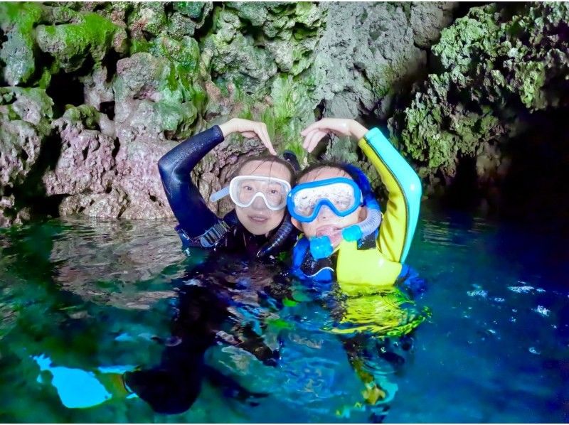 1人1组包场，小朋友也可以安心安全出行♪ 【冲绳恩纳村青之洞窟浮潜】5岁~65岁皆可参加☆ \ 很刺激！ ！海洋、鱼类和洞穴探索/当天可预约！の紹介画像