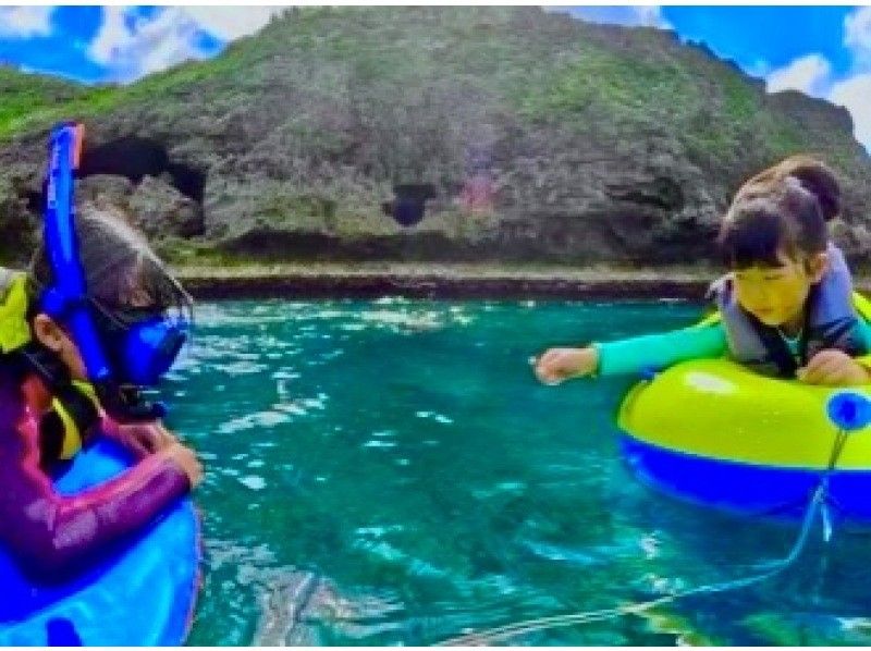 1人1组包场，小朋友也可以安心安全出行♪ 【冲绳恩纳村青之洞窟浮潜】5岁~65岁皆可参加☆ \ 很刺激！ ！海洋、鱼类和洞穴探索/当天可预约！の紹介画像