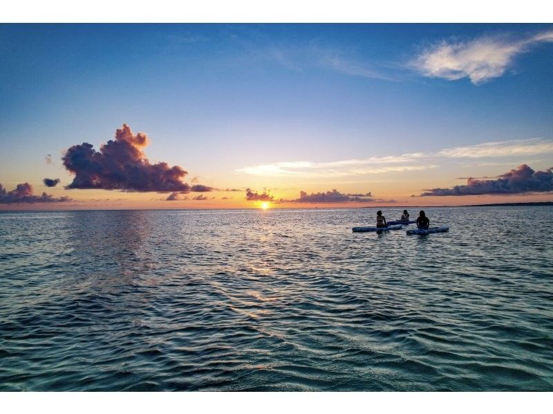 Miyakojima《You can bring your dog! Completely Chartered VIP》[Sunset SUP Tour] Fully reserved and elegantly enjoyed ♪ Luxury time watching the sunset from the sea!の紹介画像