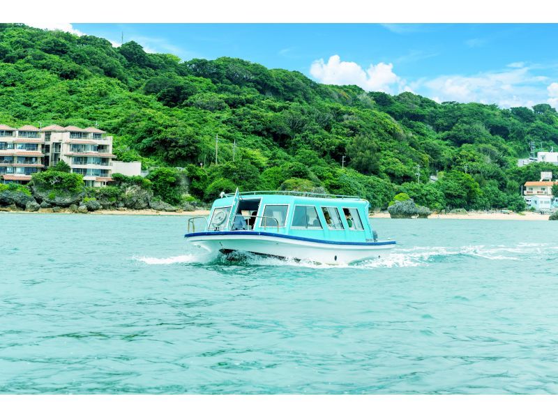 [Okinawa/Nanjo] Same-day reservations accepted★Free for children under 3 years old★No need to change clothes♪Glass boat excursion★Sea turtle encounter rate 60%! Very popular with families, couples, and company trips★の紹介画像