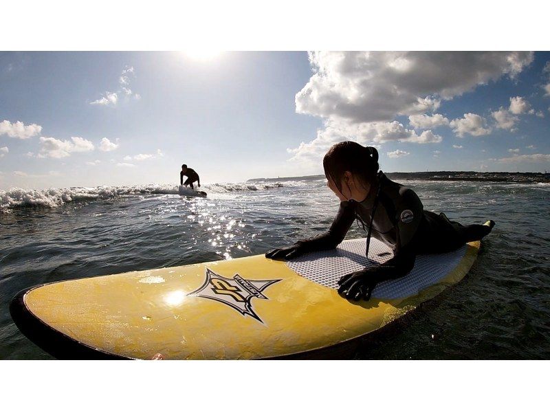 【沖縄・南部】"1組のみ"完全貸し切り☆プライベートサーフィンフィン体験ツアー！器材レンタル無料、写真・動画プレゼント！の紹介画像