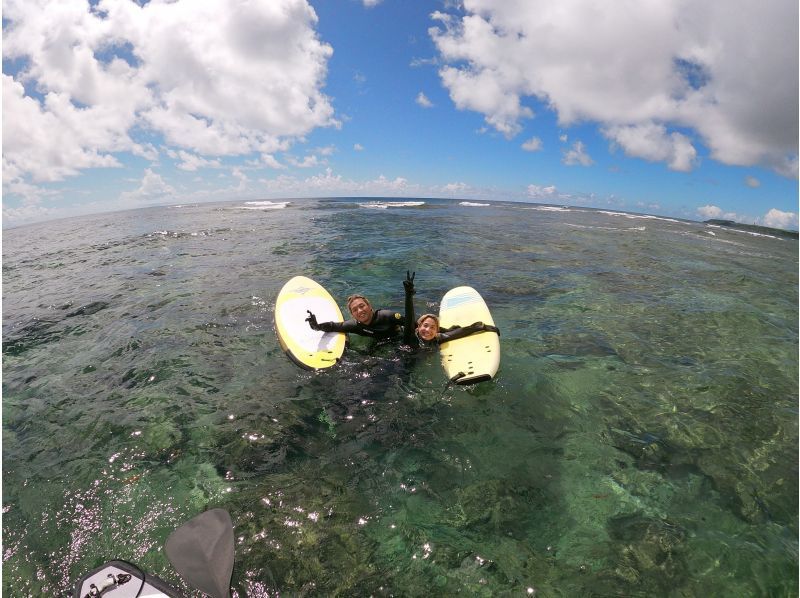 【沖縄・南部】"1組のみ"完全貸し切り☆プライベートサーフィンフィン体験ツアー！器材レンタル無料、写真・動画プレゼント！の紹介画像