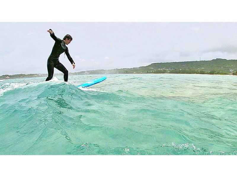 【沖縄・南部】"1組のみ"完全貸し切り☆プライベートサーフィンフィン体験ツアー！器材レンタル無料、写真・動画プレゼント！の紹介画像