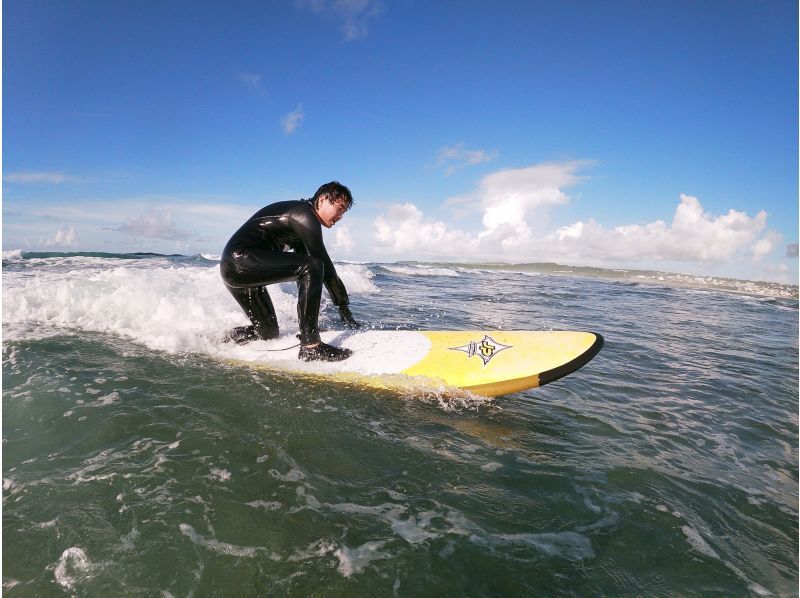 【沖縄・南部】"1組のみ"完全貸し切り☆プライベートサーフィンフィン体験ツアー！器材レンタル無料、写真・動画プレゼント！の紹介画像