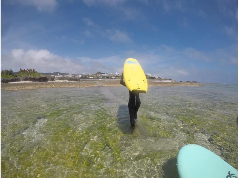 【沖縄・南部】"1組のみ"完全貸し切り☆プライベートサーフィンフィン体験ツアー！器材レンタル無料、写真・動画プレゼント！の紹介画像