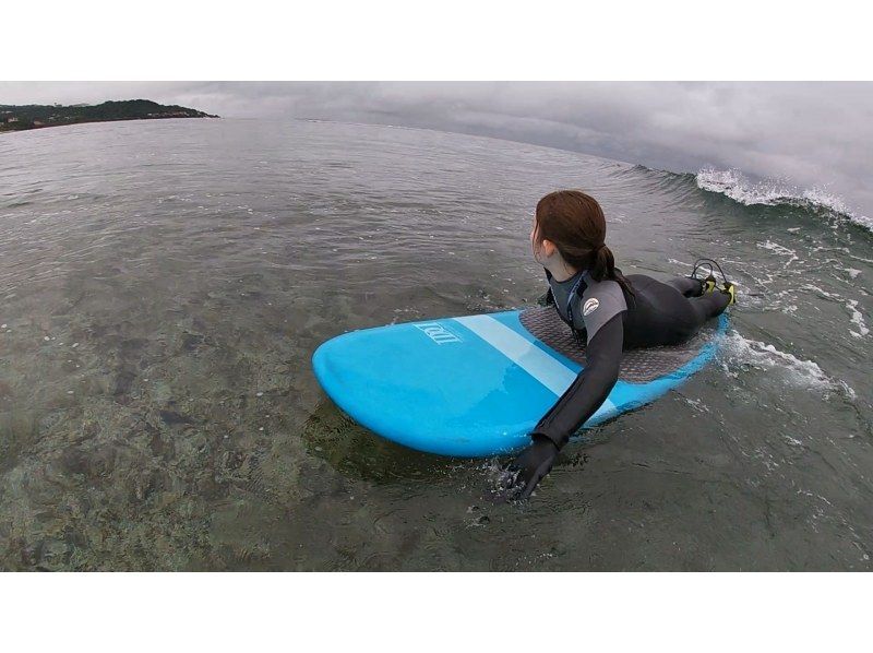 【沖縄・南部】"1組のみ"完全貸し切り☆プライベートサーフィンフィン体験ツアー！器材レンタル無料、写真・動画プレゼント！の紹介画像