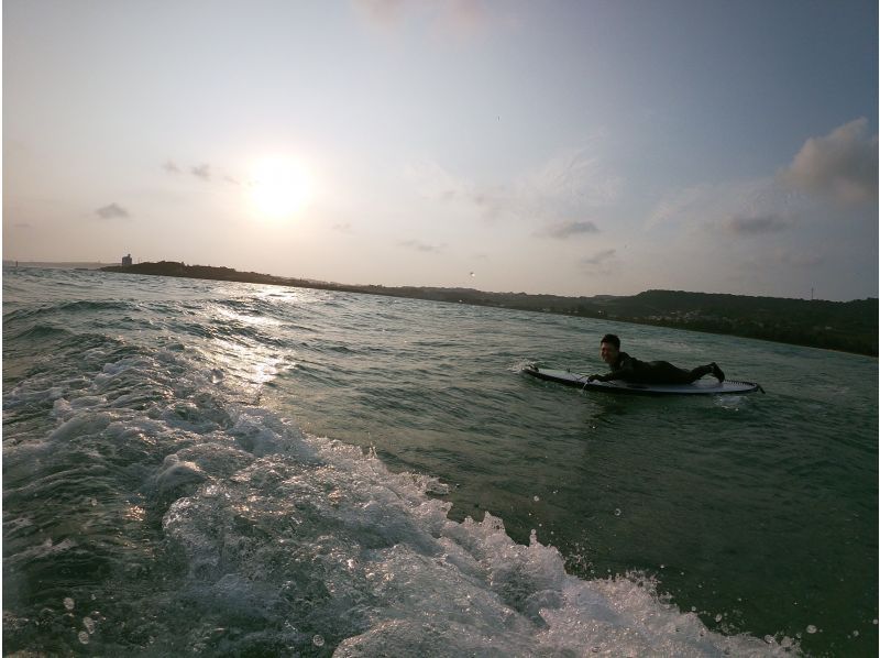 【沖縄・南部】"1組のみ"完全貸し切り☆プライベートサーフィンフィン体験ツアー！器材レンタル無料、写真・動画プレゼント！の紹介画像