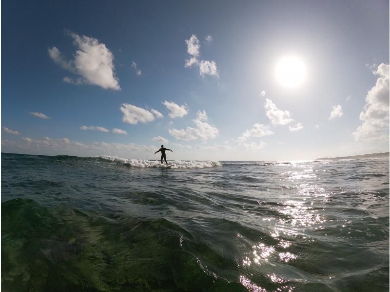 【沖縄・南部】"1組のみ"完全貸し切り☆プライベートサーフィンフィン体験ツアー！器材レンタル無料、写真・動画プレゼント！の紹介画像