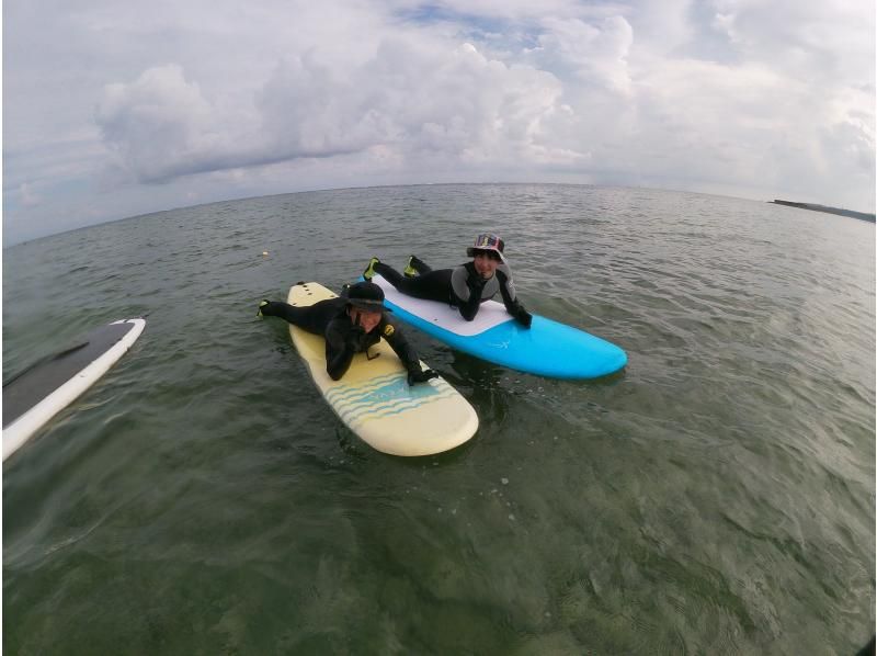 【沖縄・南部】"1組のみ"完全貸し切り☆プライベートサーフィンフィン体験ツアー！器材レンタル無料、写真・動画プレゼント！の紹介画像