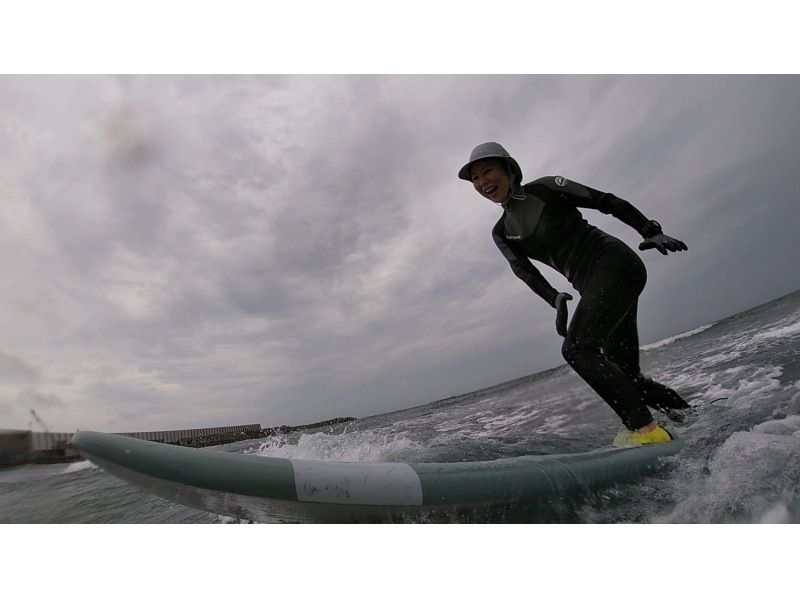 【沖縄・南部】"1組のみ"完全貸し切り☆プライベートサーフィンフィン体験ツアー！器材レンタル無料、写真・動画プレゼント！の紹介画像