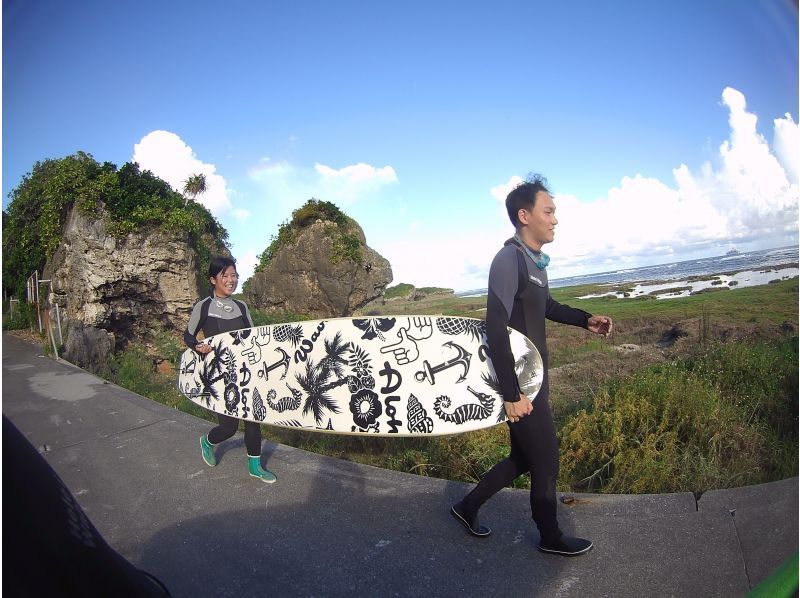 【沖縄・南部】"1組のみ"完全貸し切り☆プライベートサーフィンフィン体験ツアー！器材レンタル無料、写真・動画プレゼント！の紹介画像