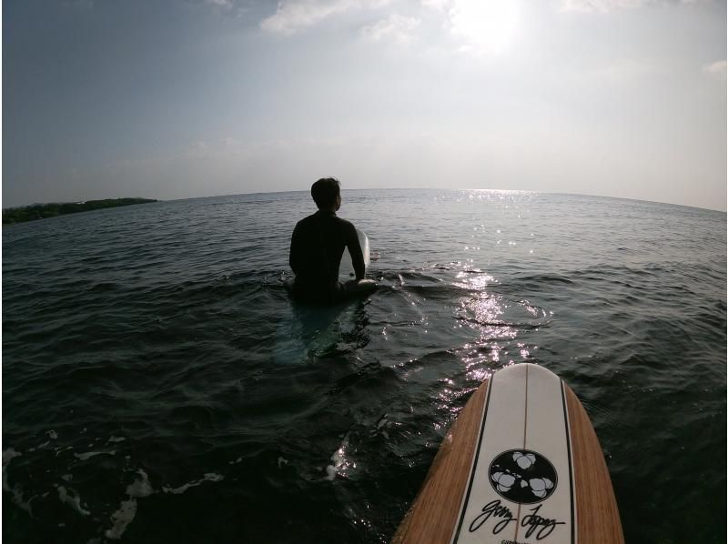 【沖縄・南部】"1組のみ"完全貸し切り☆プライベートサーフィンフィン体験ツアー！器材レンタル無料、写真・動画プレゼント！の紹介画像