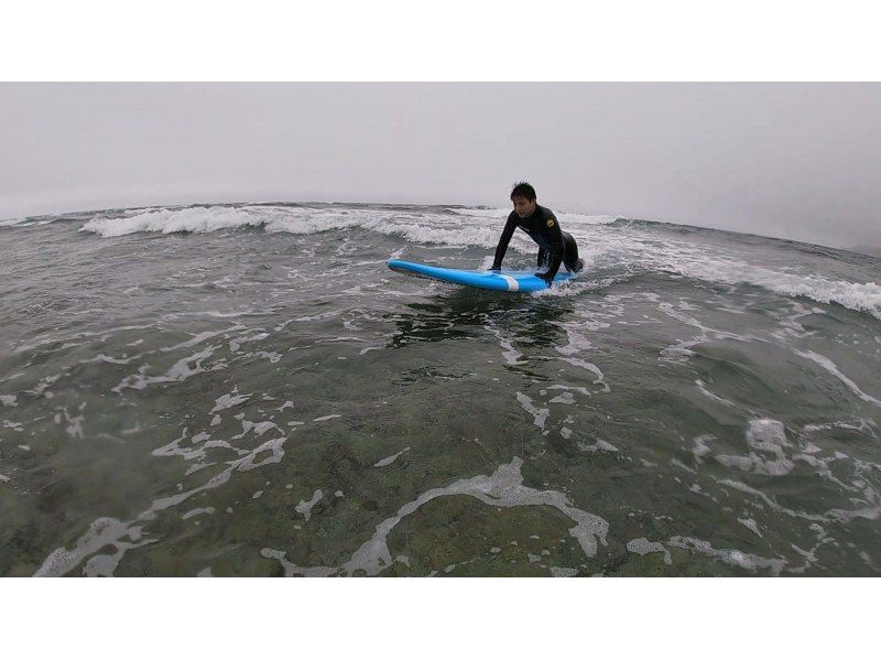 【沖縄・南部】"1組のみ"完全貸し切り☆プライベートサーフィンフィン体験ツアー！器材レンタル無料、写真・動画プレゼント！の紹介画像