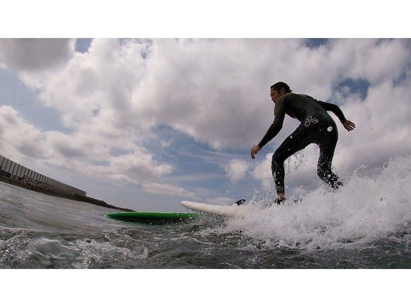 【沖縄・南部】"1組のみ"完全貸し切り☆プライベートサーフィンフィン体験ツアー！器材レンタル無料、写真・動画プレゼント！の紹介画像