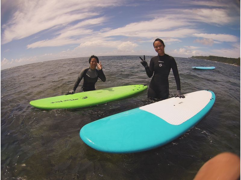 【沖縄・南部】"1組のみ"完全貸し切り☆プライベートサーフィンフィン体験ツアー！器材レンタル無料、写真・動画プレゼント！の紹介画像