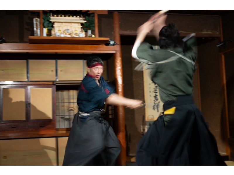 [东京/浅草] SAMURAI！由活跃在电影中的演员表演的真正的武士表演！距离一米之遥，体验美丽的技术和日本精神！の紹介画像